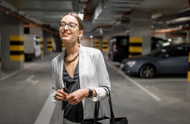 Mulher dentro de uma garagem