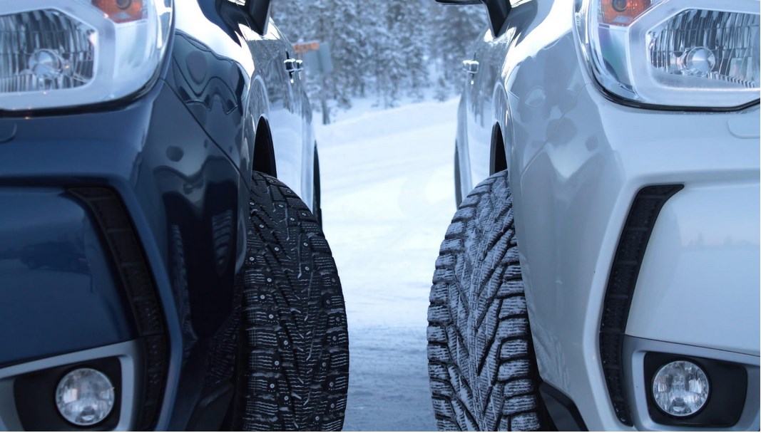 Dois carros com pneus de inverno